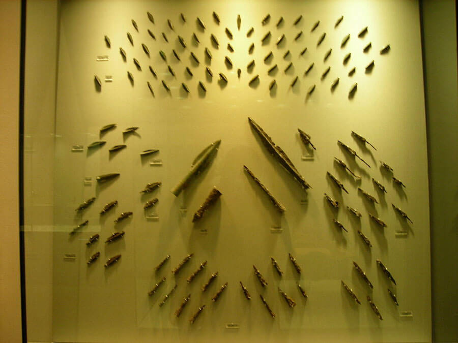 Iron arrowheads and spearheads were found in the Koinos hill, where the last defenders of Thermopylae fell, slain by the arrows of the enemy