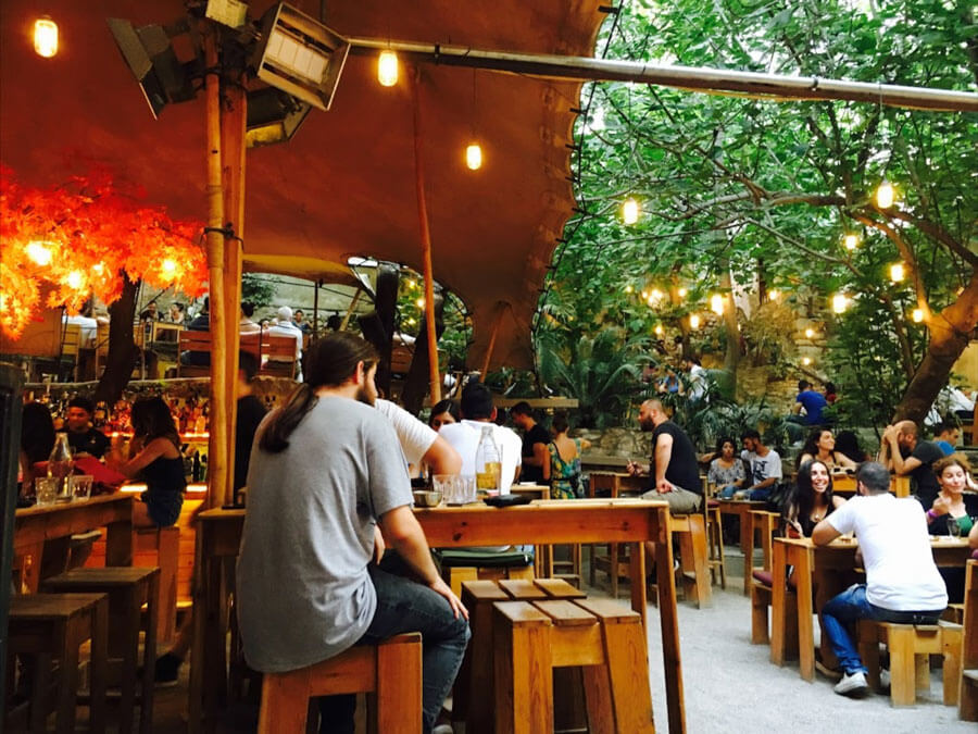 Six Dogs café in Monastiraki