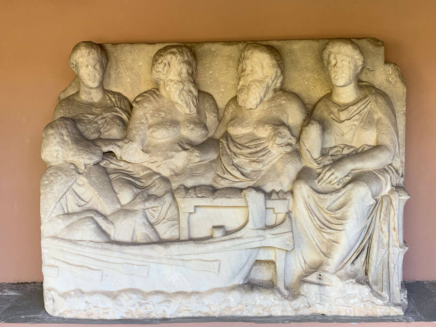 Tombstone in Kerameikos Museum, family members bid farewell to the dead 
